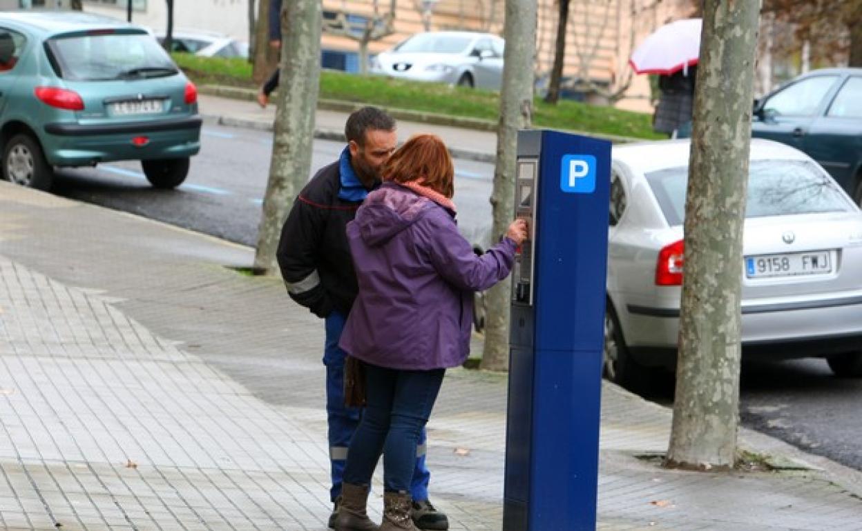 Usuarios pagando el servicio de aparcamiento de la ORA en Ponferrada.