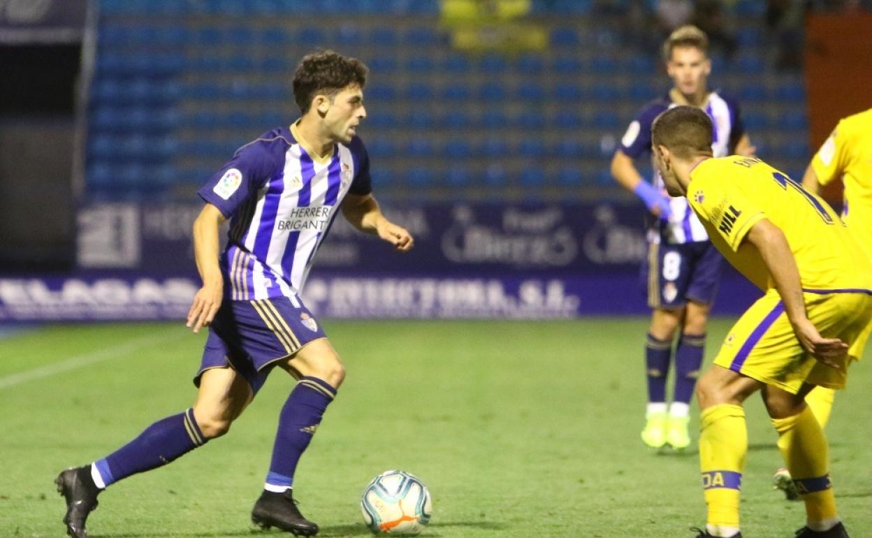 Guille Donoso, en un partido con la Ponferradina.