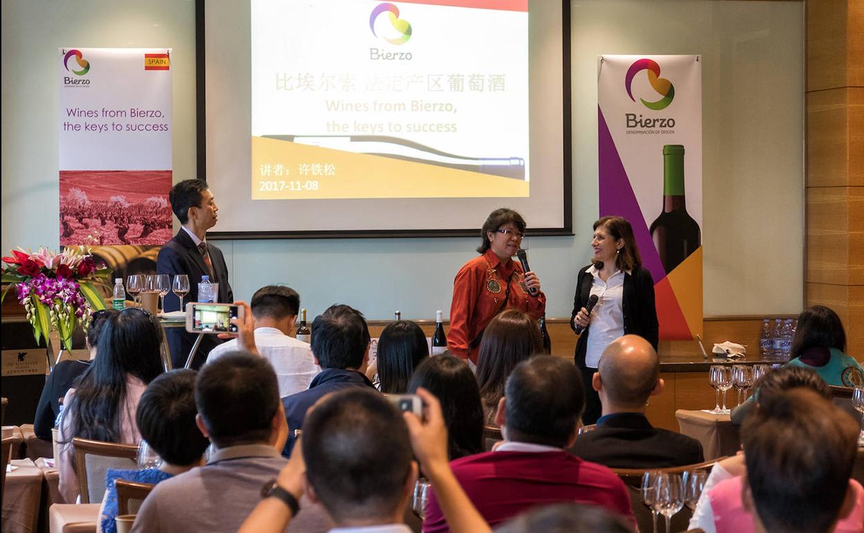 La presidenta de la DO, Misericordia Bello (D), en un evento promocional de los vinos del Bierzo.