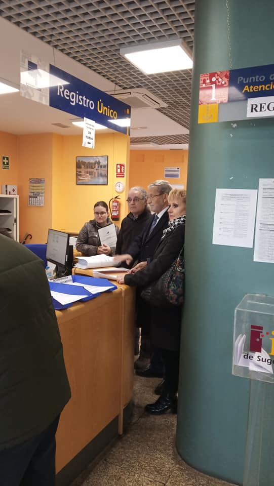 Fotos: El PRB presenta 9.358 firmas en la Junta para exigir unidad de radioterapia para el Hospital del Bierzo