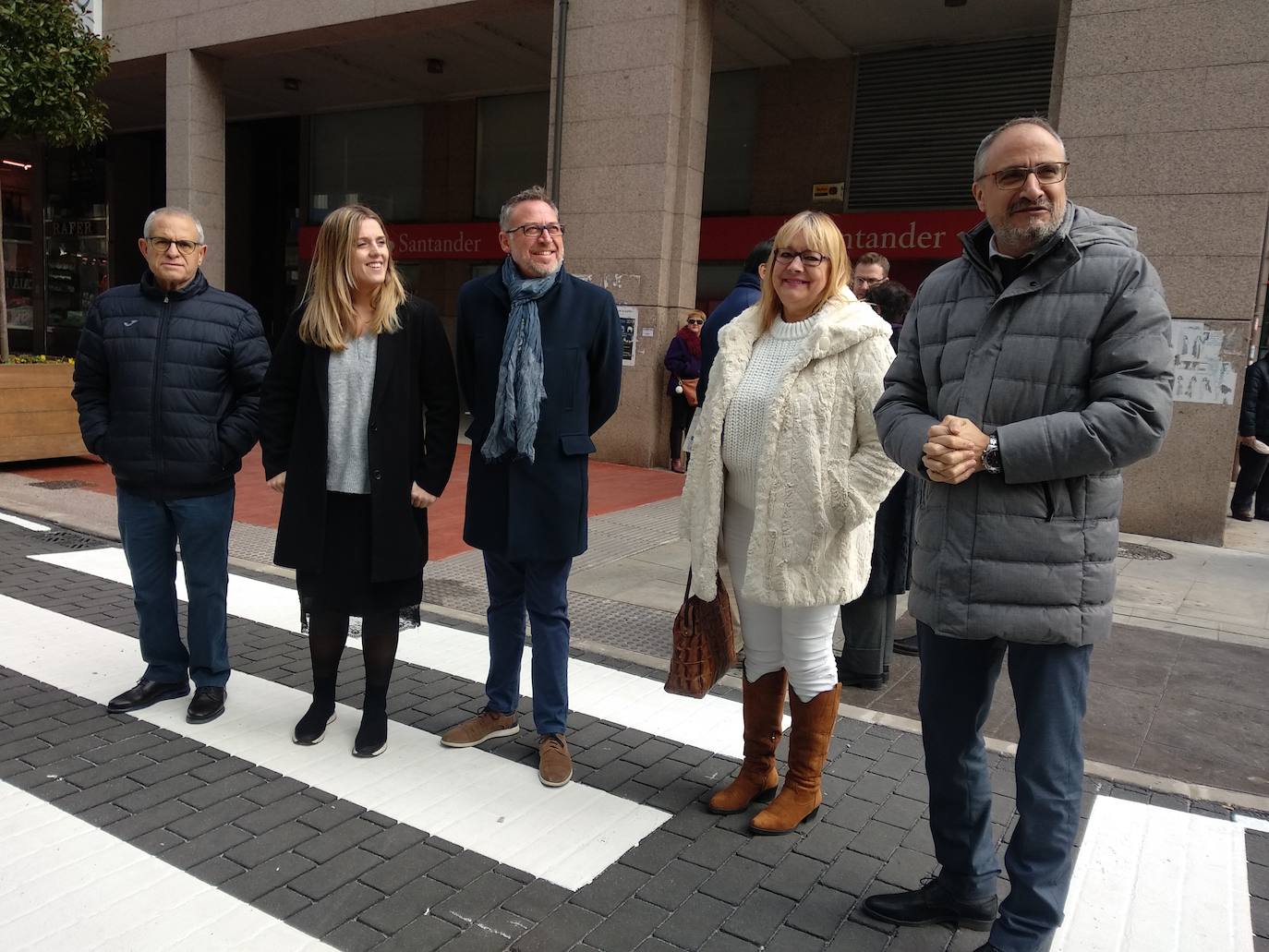 Fotos: Ponferrada abre al tráfico la calle Gómez Núñez tras las obras de remodelación