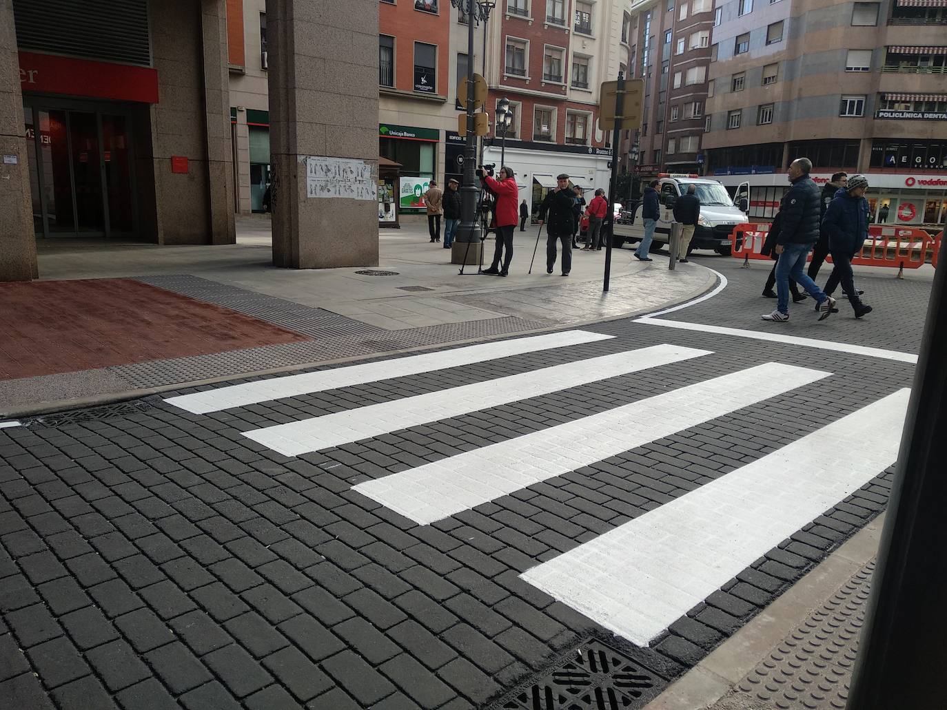 Fotos: Ponferrada abre al tráfico la calle Gómez Núñez tras las obras de remodelación