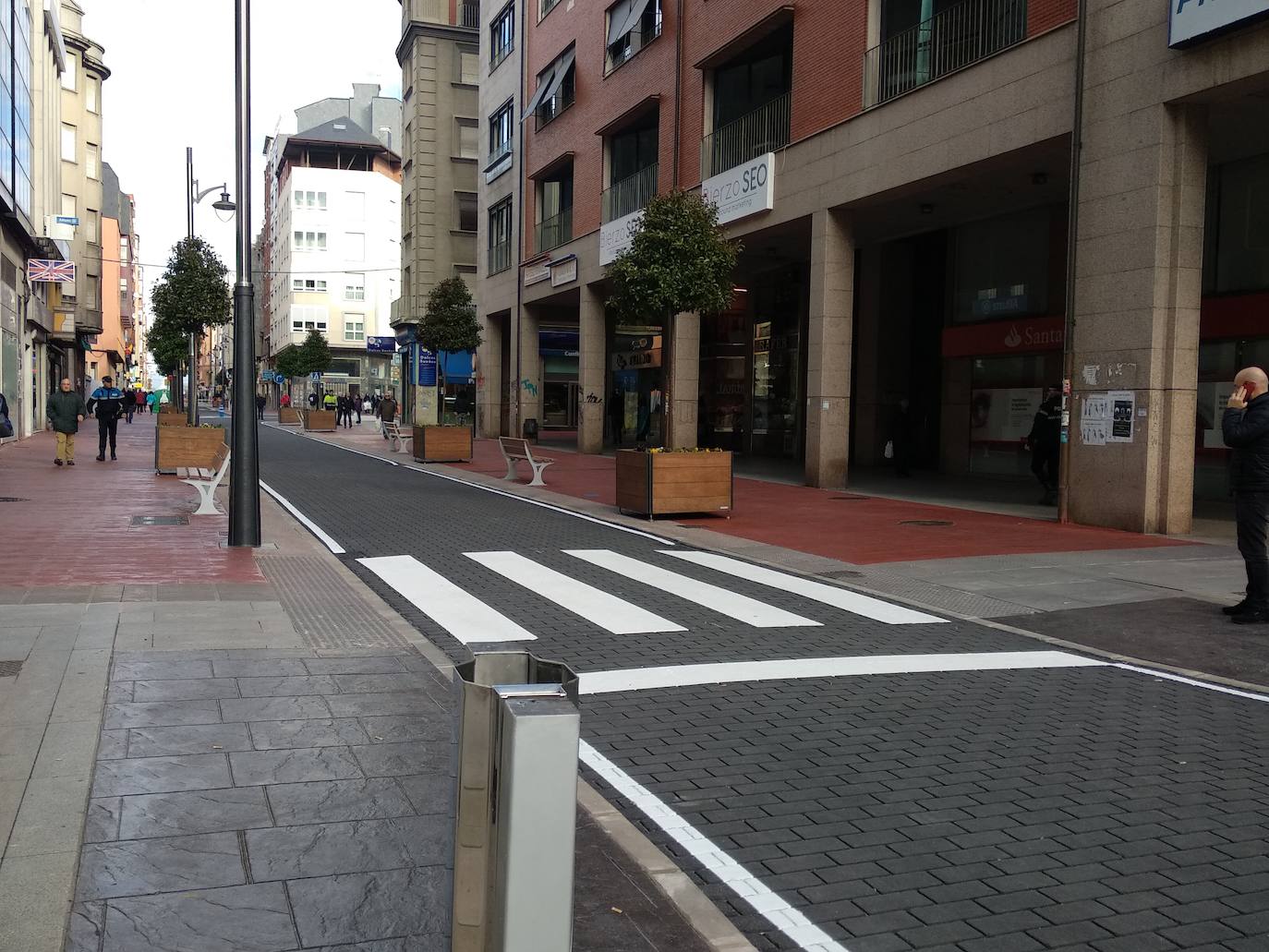 Fotos: Ponferrada abre al tráfico la calle Gómez Núñez tras las obras de remodelación