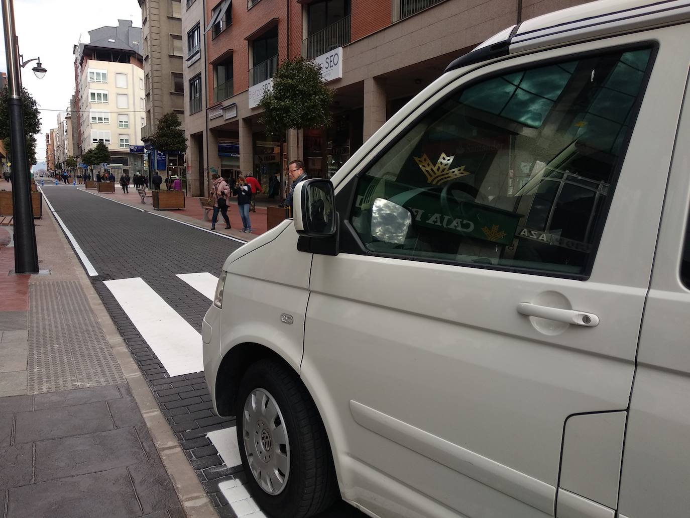 Fotos: Ponferrada abre al tráfico la calle Gómez Núñez tras las obras de remodelación