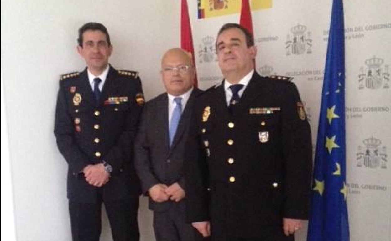 Imagen de la visita del Comisario de Ponferrada (D) al subdelegado del Gobierno.