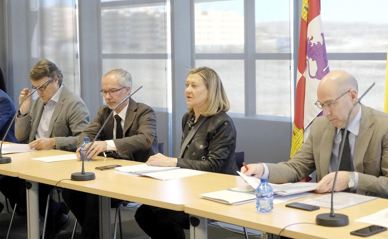 Pilar del Olmo, entonces consejera de Hacienda, durante una de las mesas de seguimiento.