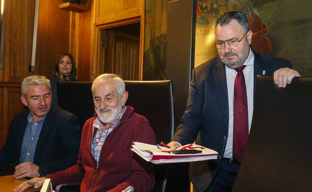 Eduardo Morán toma asiento en el pleno en presencia de Matías Llorente y Alider Presa. 