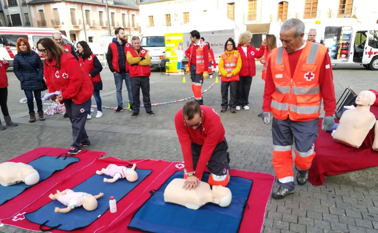 Imagen de uno de los talleres impartidos por Cruz Roja en la Plaza del Ayuntamiento.