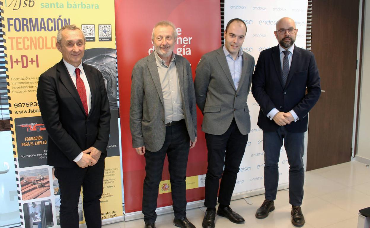 El director general territorial de Endesa en el noroeste, Miguel Temboury; el director general de Ciuden, Arsenio Terrón; el director general de Energía y Minas, Alfonso Arroyo; y el director general de la Fundación Santa Bárbara, Manuel Álvarez.