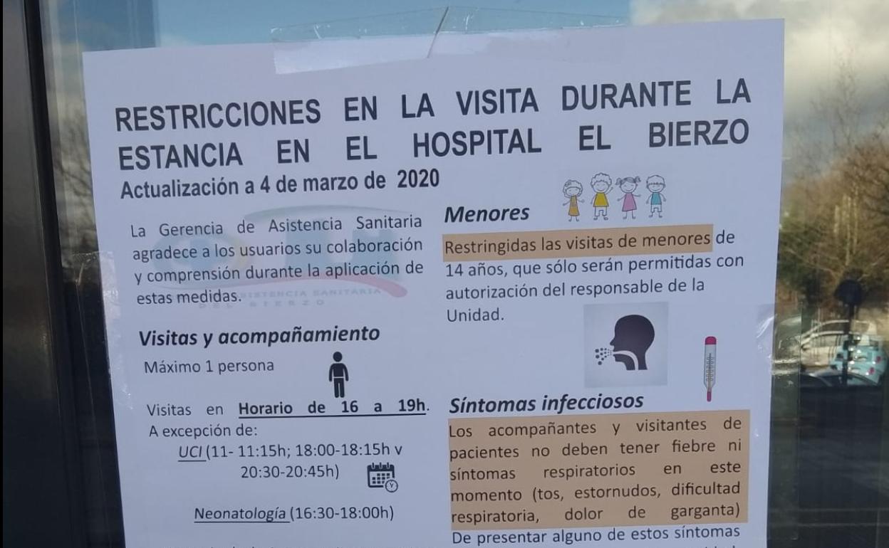 Carteles informativos colocados en el Hospital del Bierzo que avisan sobre la restricción de visitas.