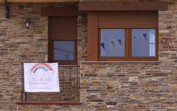 Fotos: Campaña Arco Iris de esperanza entre los niños ante el COVID-19 en los balcones de Ponferrada