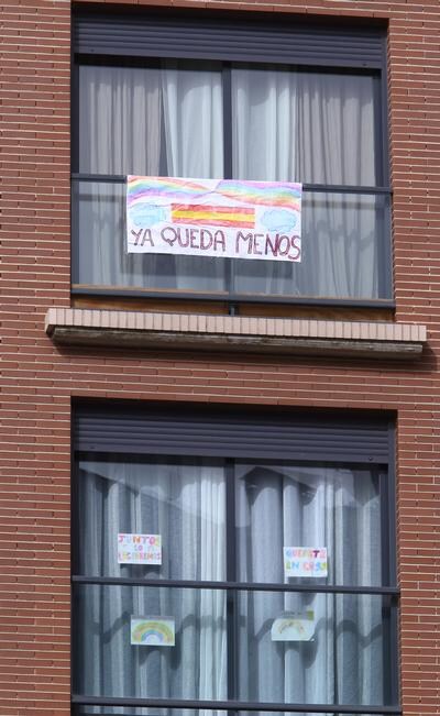 Fotos: Campaña Arco Iris de esperanza entre los niños ante el COVID-19 en los balcones de Ponferrada