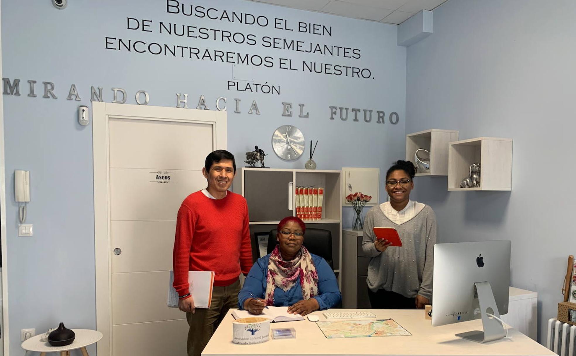 La presidenta del colectivo, Yunia Sánchez (C), junto a parte de su equipo.