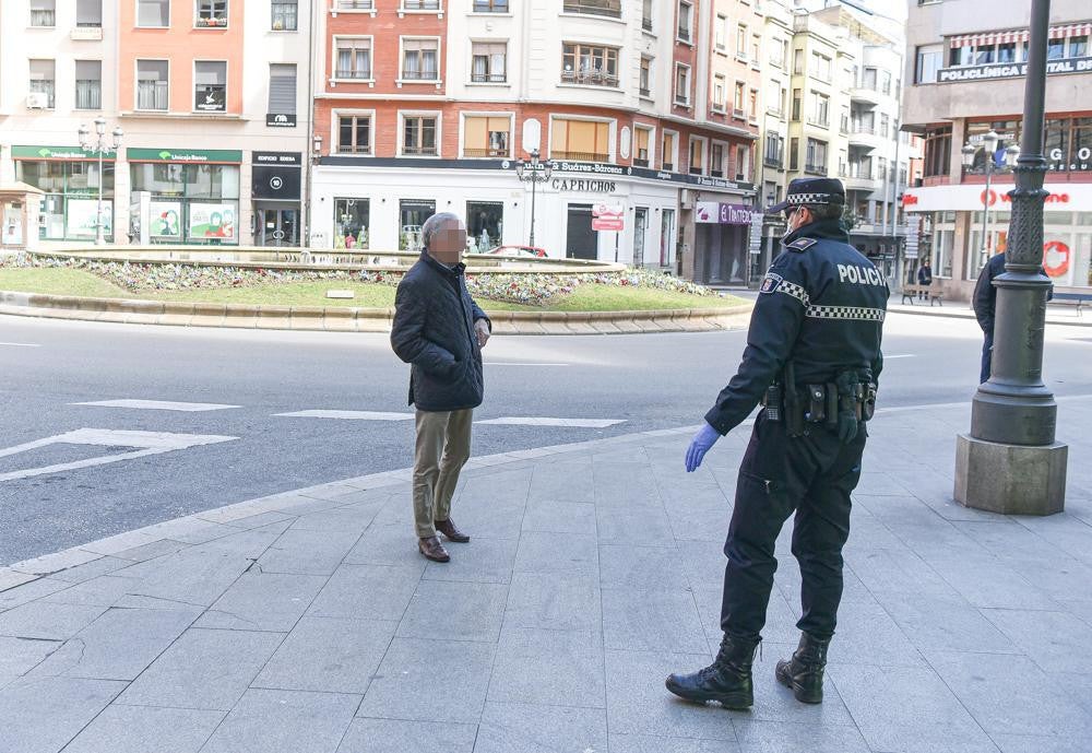 Fotos: La Policía Local de Ponferrada advierte a los ciudadanos de la restricción del tránsito por las calles por el coronavirus