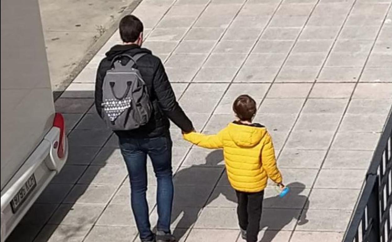 Joel pasea por Ponferrada. 