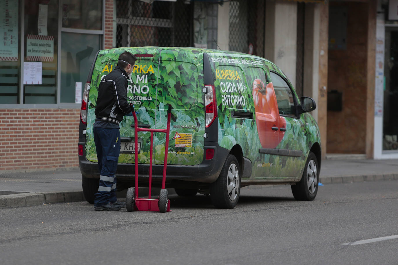 Estado de alarma en León. En la imagen, un trabajador de un supermercado durante su jornada
