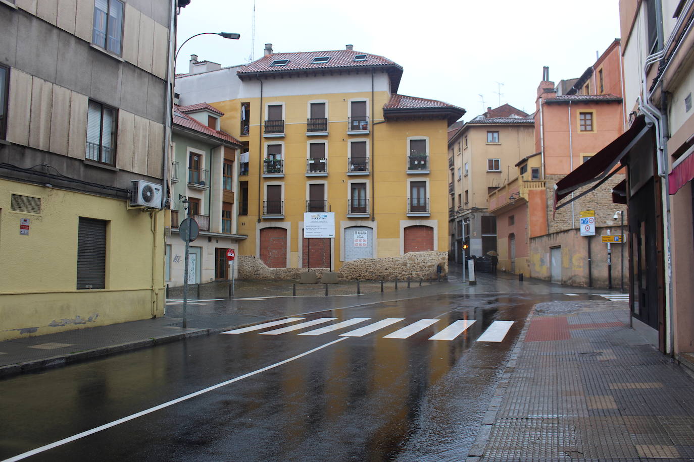 Fotos: León, en aislamiento y con lluvia