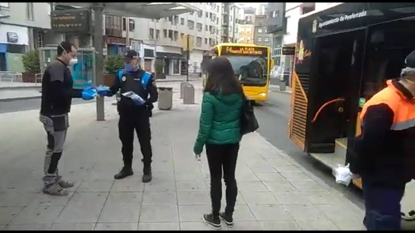 Fotos: La Policía Municipal reparte mascarillas en Ponferrada