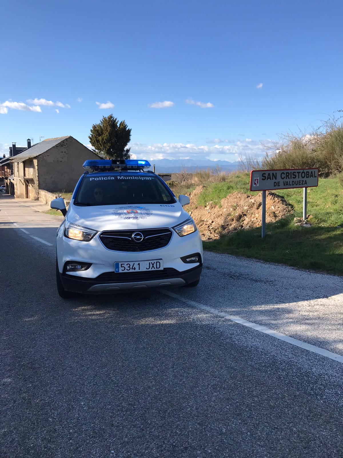 Fotos: La Policía Local 'carga' de ánimo a los pueblos de Ponferrada