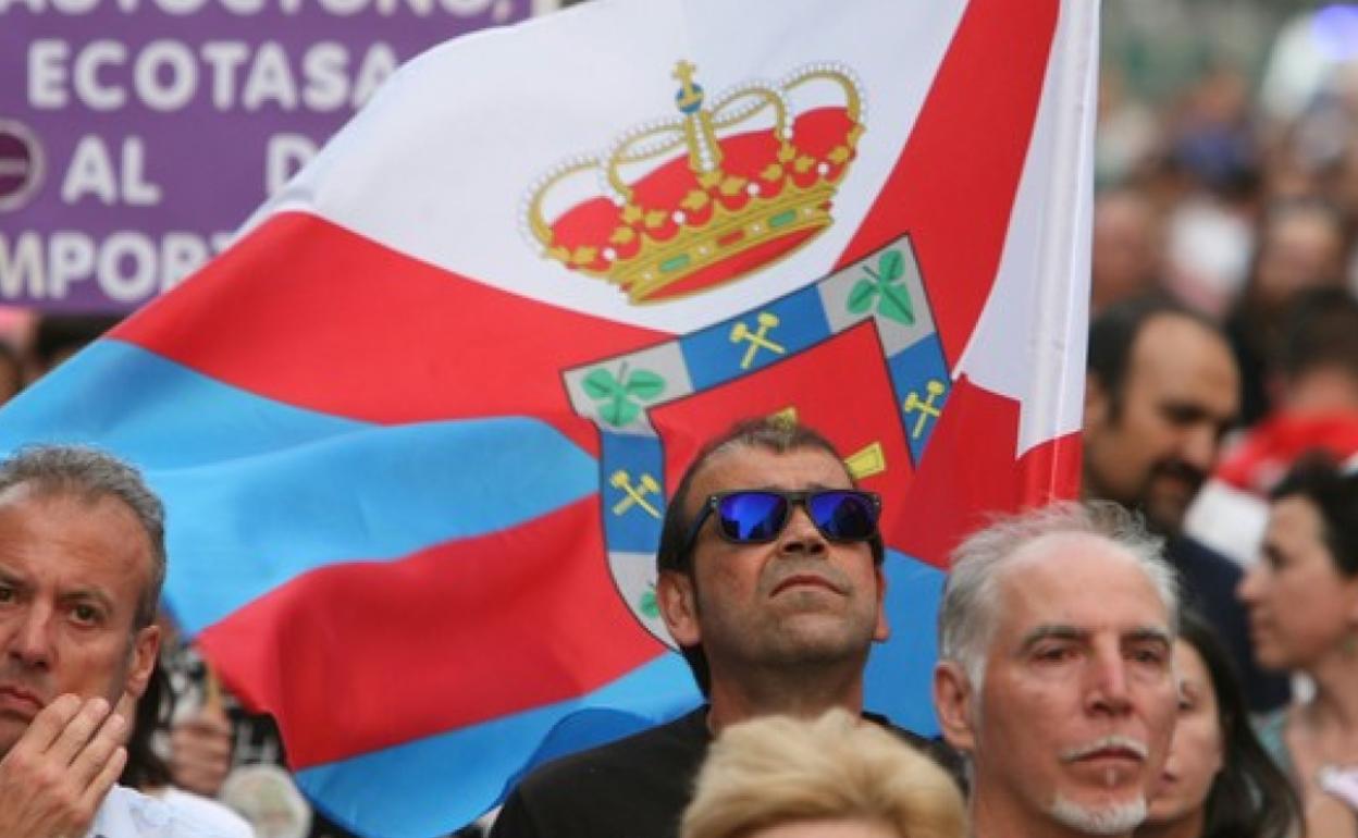 La bandera del Bierzo cumple 20 años asentada como un símbolo de identidad y unión entre instituciones y bercianos