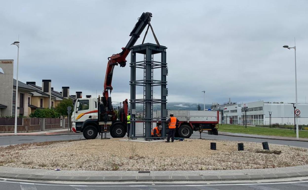 Instalación del monolito en la glorieta del PIB en Ponferrada.