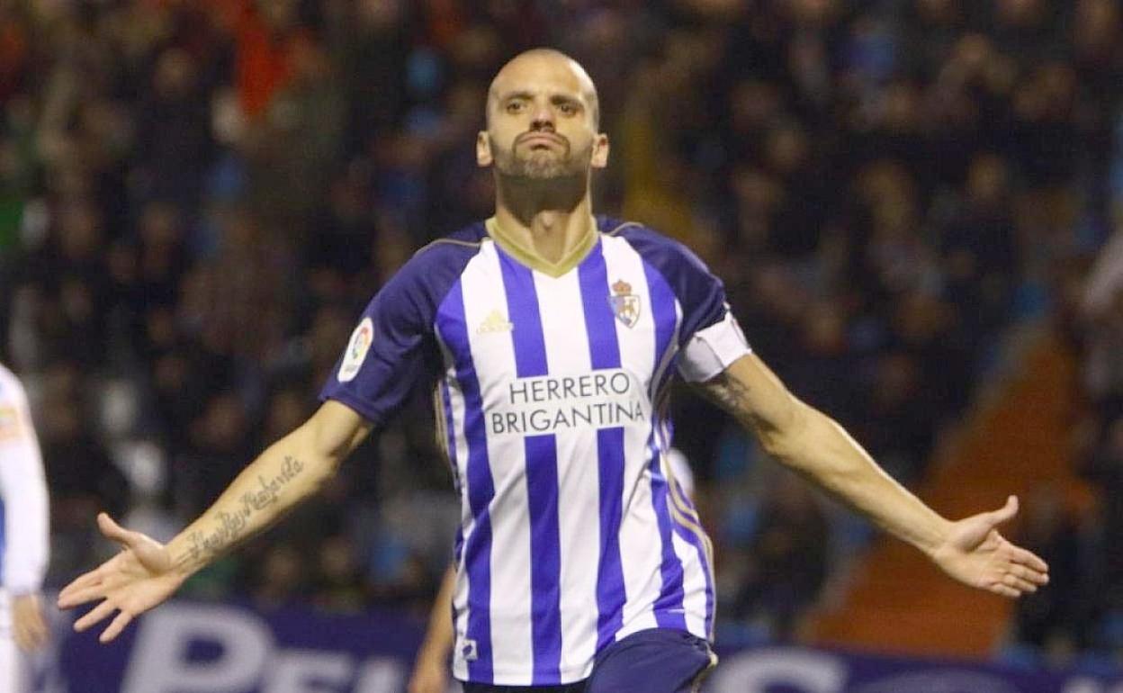 Yuri celebra un gol con la camiseta de la Ponferradina.