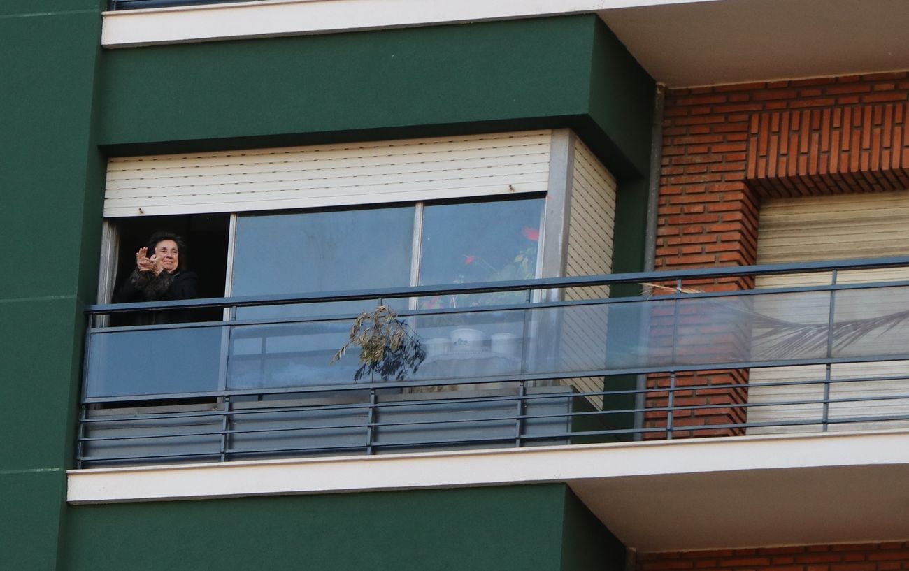 León resiste en el confinamiento y muestra su orgullo por el personal sanitario en la lucha contra el coronavirus COVID-19. En la jornada 37 los aplausos han vuelto a resonar en los balcones y en las ventanas.