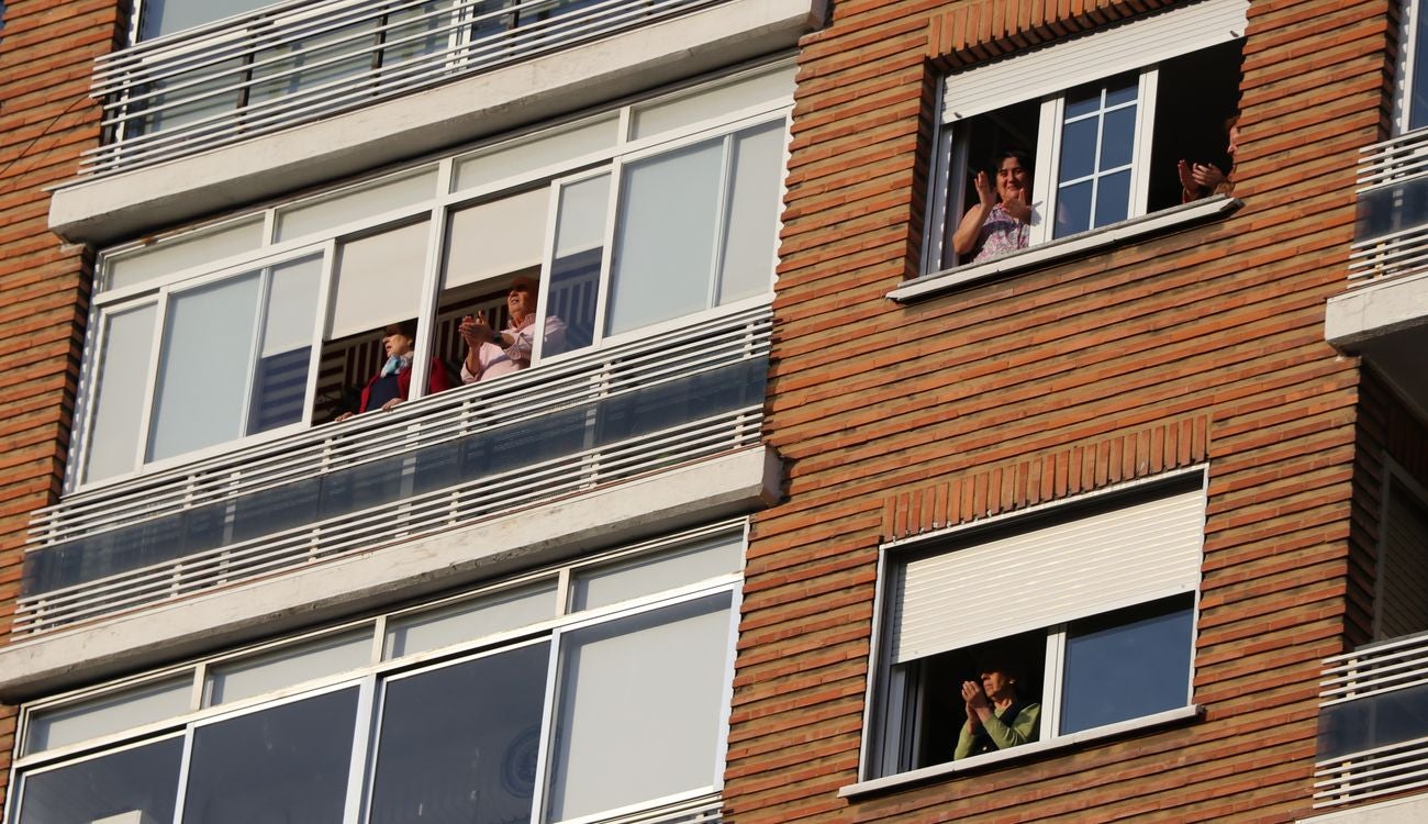 León resiste en el confinamiento y muestra su orgullo por el personal sanitario en la lucha contra el coronavirus COVID-19. En la jornada 37 los aplausos han vuelto a resonar en los balcones y en las ventanas.