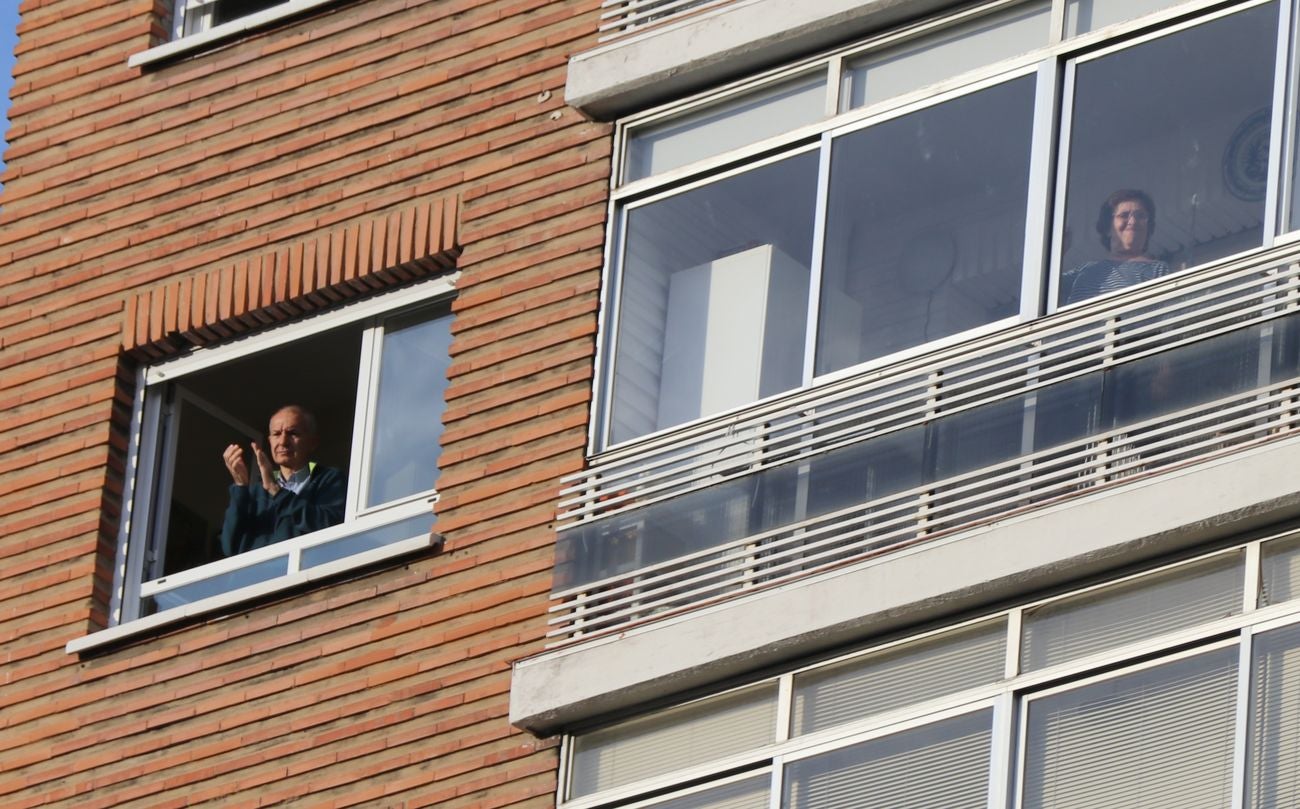León resiste en el confinamiento y muestra su orgullo por el personal sanitario en la lucha contra el coronavirus COVID-19. En la jornada 37 los aplausos han vuelto a resonar en los balcones y en las ventanas.