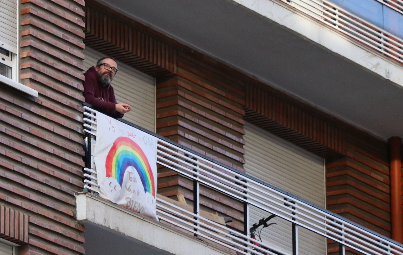 León resiste en el confinamiento y muestra su orgullo por el personal sanitario en la lucha contra el coronavirus COVID-19. En la jornada 37 los aplausos han vuelto a resonar en los balcones y en las ventanas.