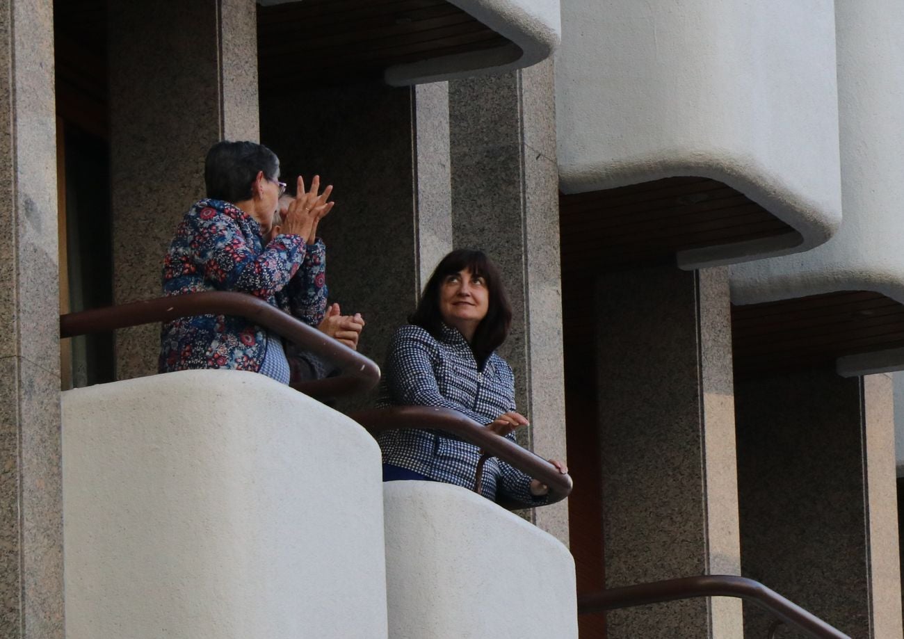 León resiste en el confinamiento y muestra su orgullo por el personal sanitario en la lucha contra el coronavirus COVID-19. En la jornada 37 los aplausos han vuelto a resonar en los balcones y en las ventanas.