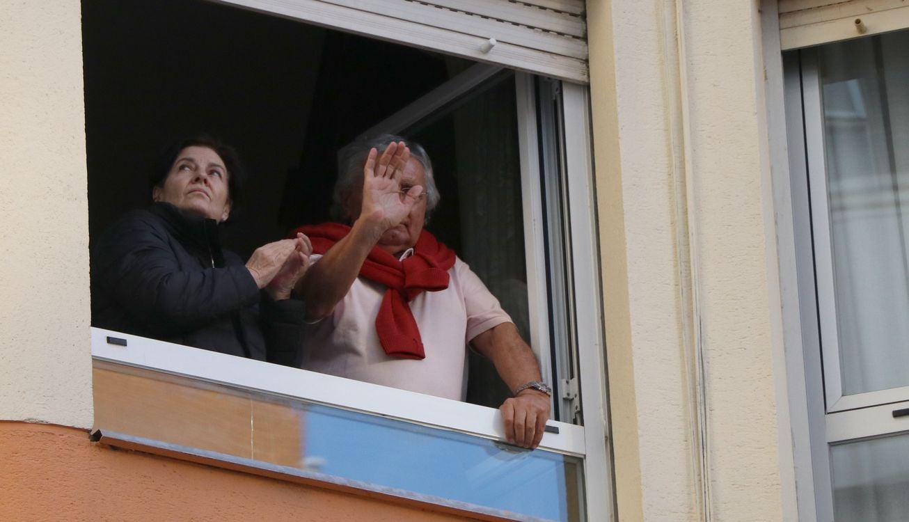 León resiste en el confinamiento y muestra su orgullo por el personal sanitario en la lucha contra el coronavirus COVID-19. En la jornada 37 los aplausos han vuelto a resonar en los balcones y en las ventanas.