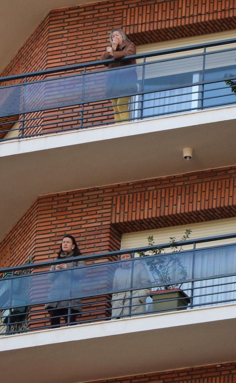 León resiste en el confinamiento y muestra su orgullo por el personal sanitario en la lucha contra el coronavirus COVID-19. En la jornada 37 los aplausos han vuelto a resonar en los balcones y en las ventanas.