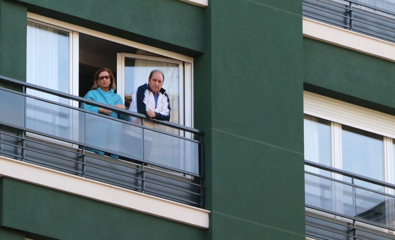 León resiste en el confinamiento y muestra su orgullo por el personal sanitario en la lucha contra el coronavirus COVID-19. En la jornada 37 los aplausos han vuelto a resonar en los balcones y en las ventanas.