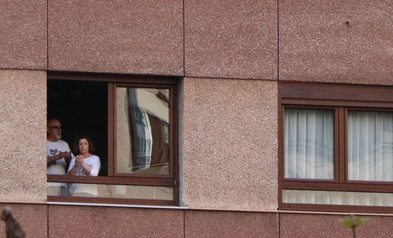 León resiste en el confinamiento y muestra su orgullo por el personal sanitario en la lucha contra el coronavirus COVID-19. En la jornada 37 los aplausos han vuelto a resonar en los balcones y en las ventanas.