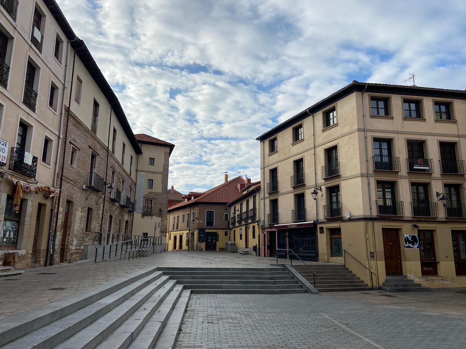 Las calles de la capital leonesa unen a la ausencia de gente propia del confinamiento el festivo que se celebra en la comunidad y ha dejado imágenes de un León prácticamente vacío.