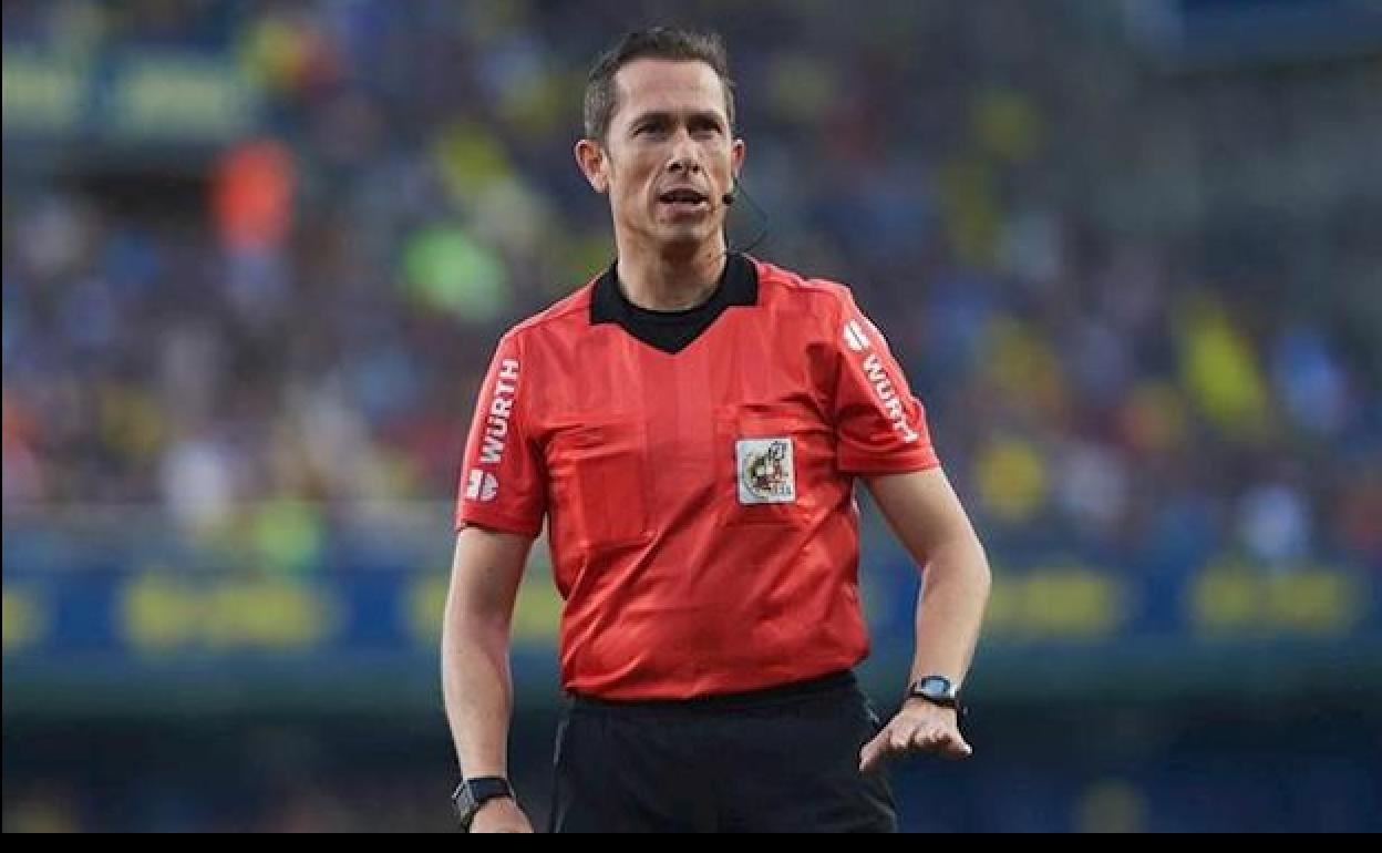 El colegiado berciano durante un partido.