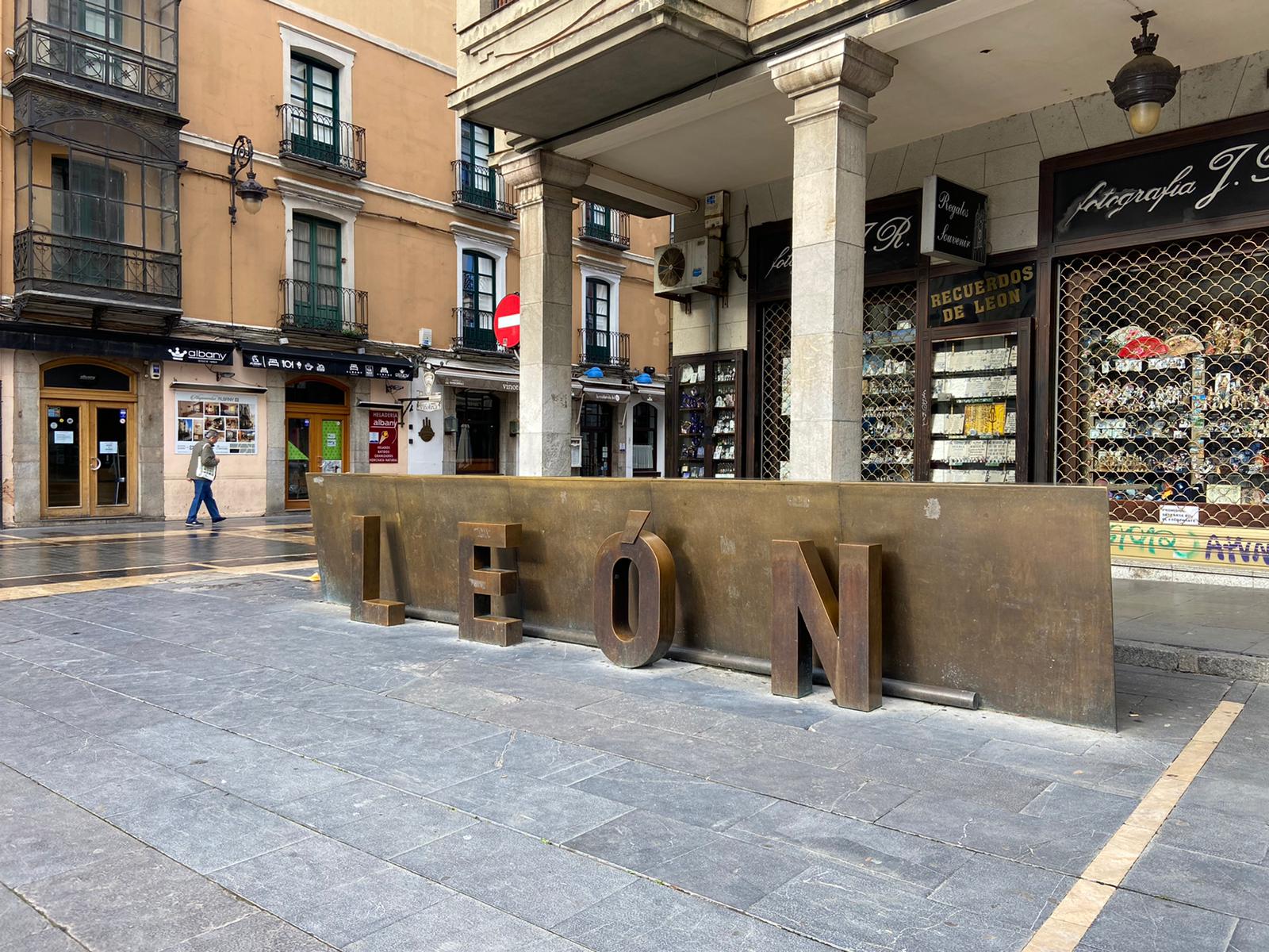 León despierta en una nueva jornada a medio camino entre el confinamiento y las medidas de aislamiento controlado. León estrena semana en 'fase 0' y parece complicado el salto a un nuevo escenario.