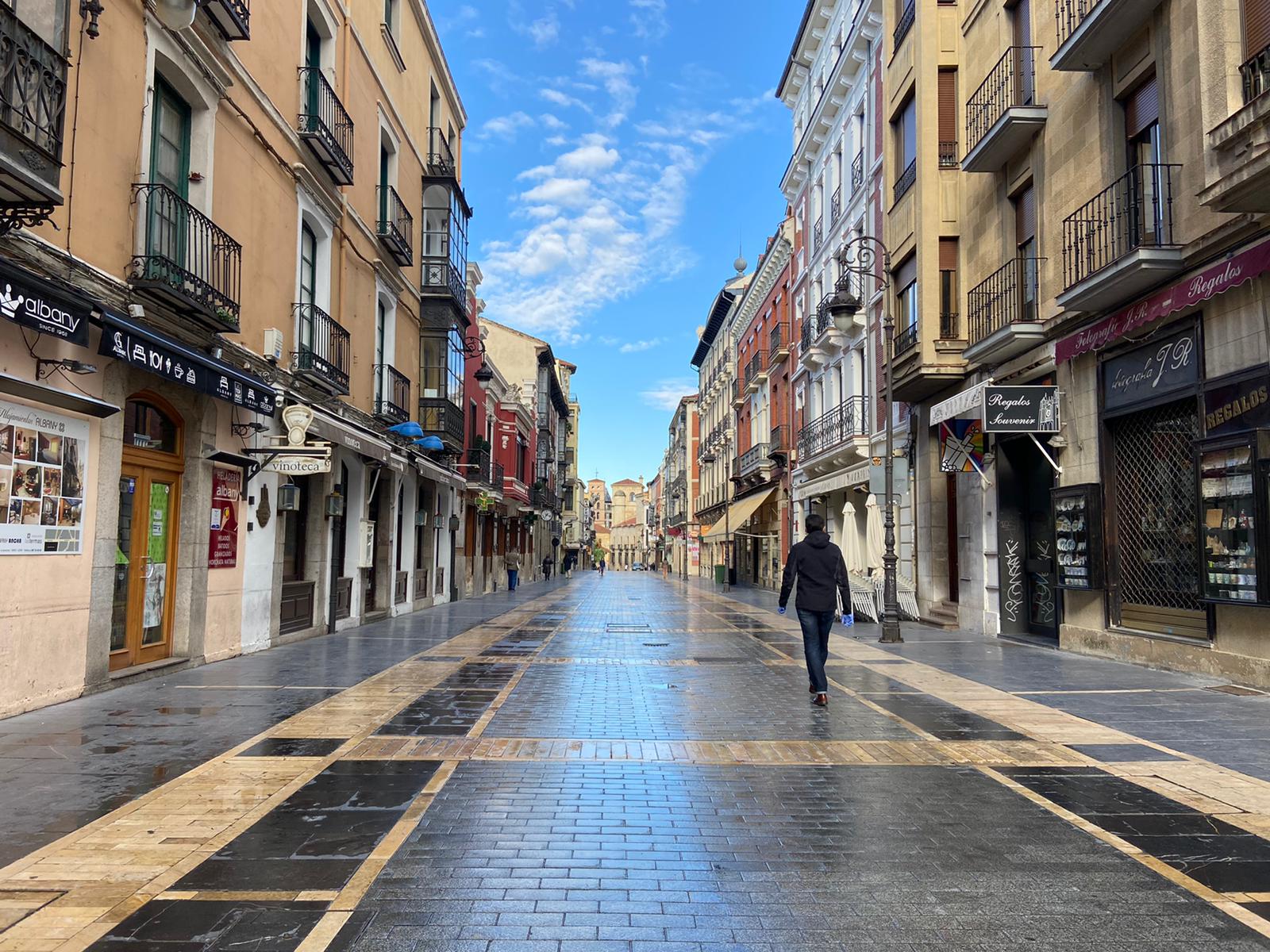 León despierta en una nueva jornada a medio camino entre el confinamiento y las medidas de aislamiento controlado. León estrena semana en 'fase 0' y parece complicado el salto a un nuevo escenario.