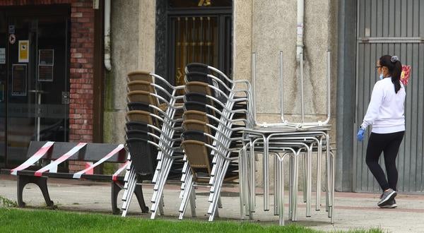 Una mujer pasea por Ponferrada durante el estado de alarma en fase 0.