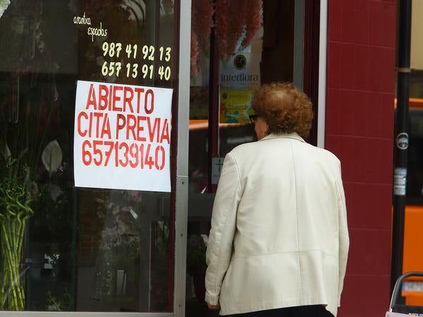 Una mujer pasea por Ponferrada durante el estado de alarma en fase 0.