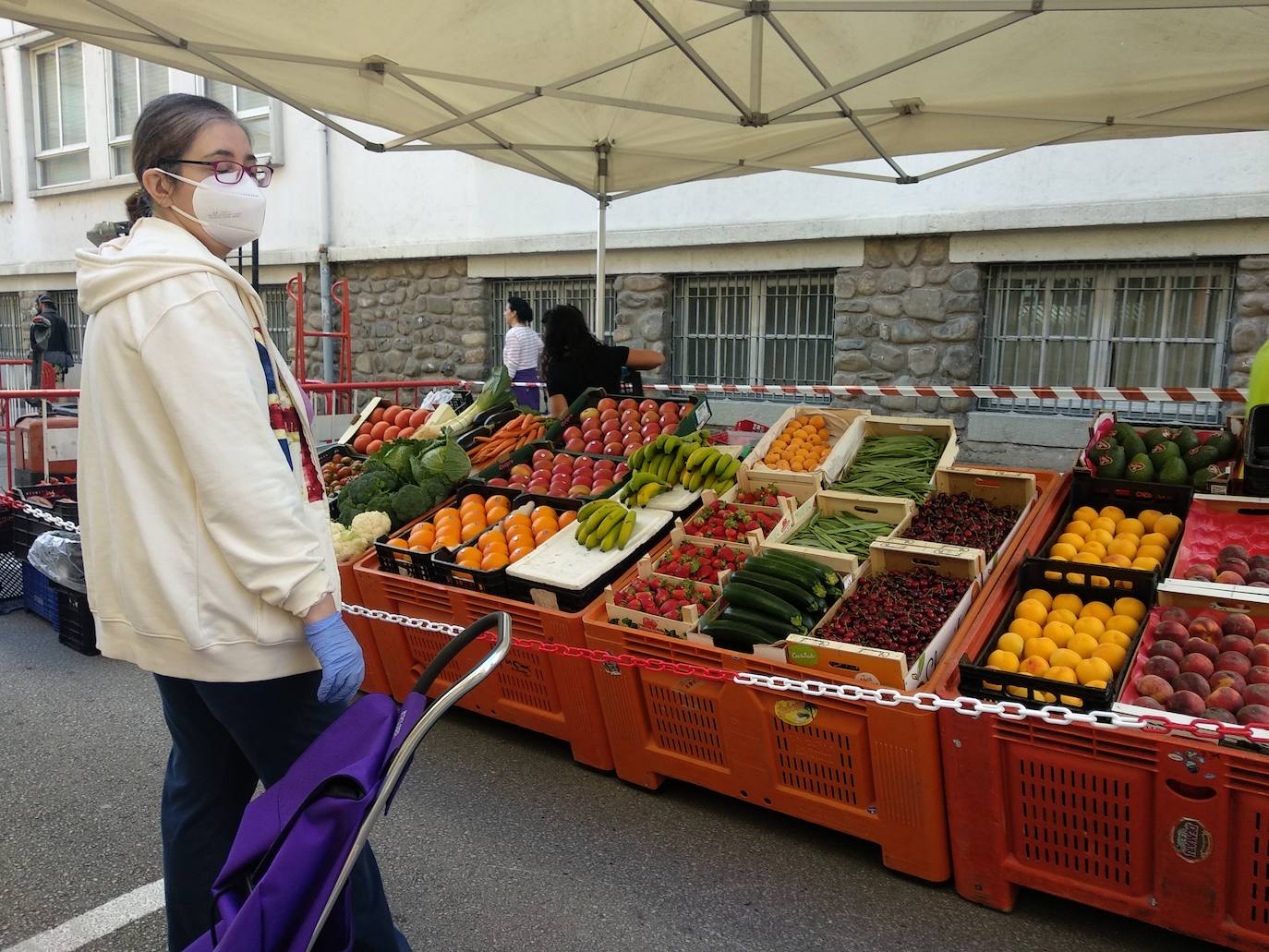 Fotos: Ponferrada recupera el mercado de los miércoles en la fase 1 del estado de alarma