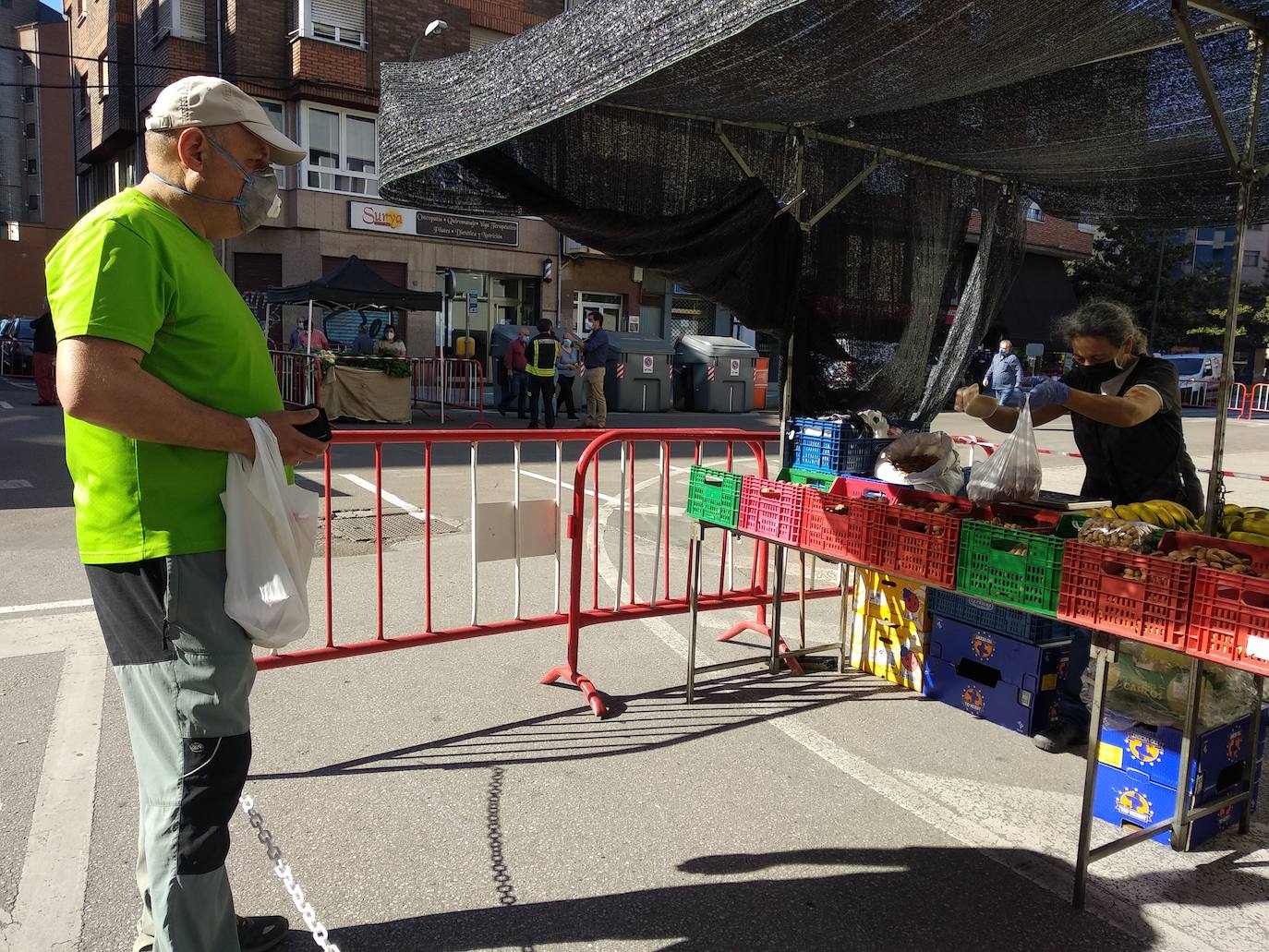 Fotos: Ponferrada recupera el mercado de los miércoles en la fase 1 del estado de alarma