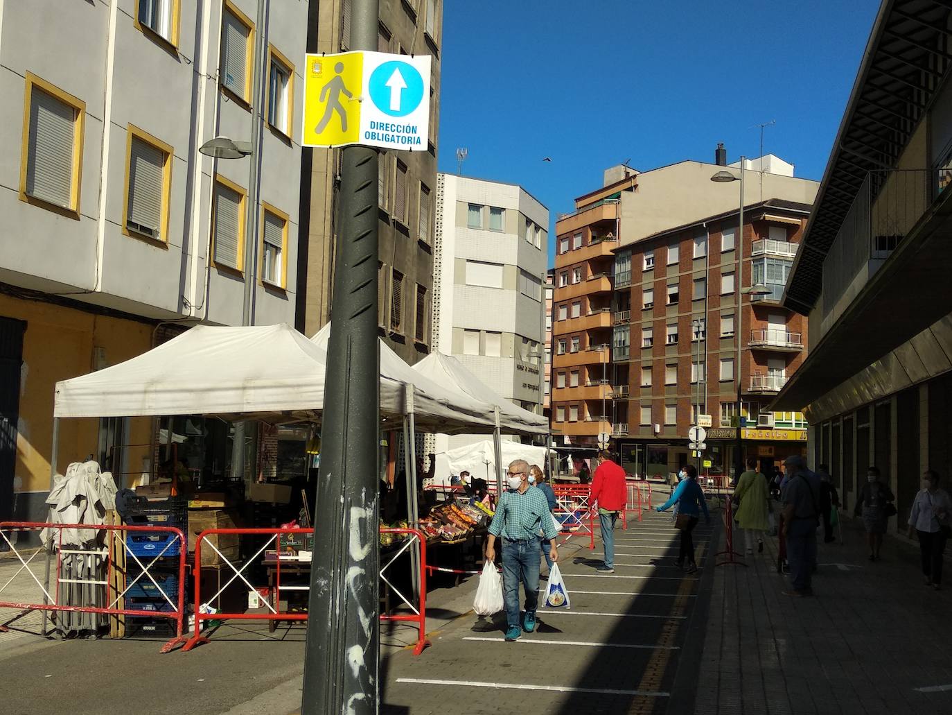 Fotos: Ponferrada recupera el mercado de los miércoles en la fase 1 del estado de alarma