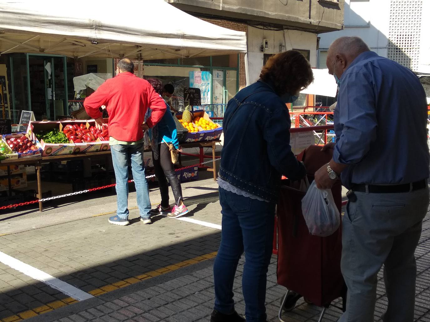 Fotos: Ponferrada recupera el mercado de los miércoles en la fase 1 del estado de alarma