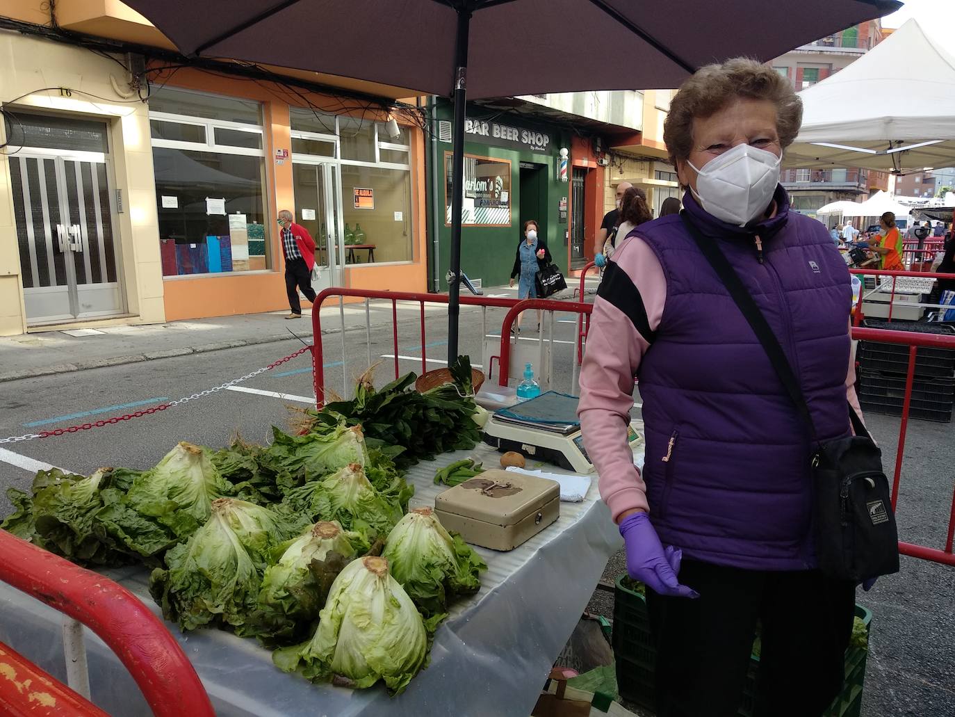 Fotos: Ponferrada recupera el mercado de los miércoles en la fase 1 del estado de alarma