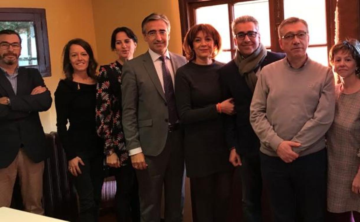 Raquel Díaz (2I) en una imagen de la nueva junta directiva de la delegación en Ponferrada de ICAL junto al presidente saliente Ángel Suárez (4I).