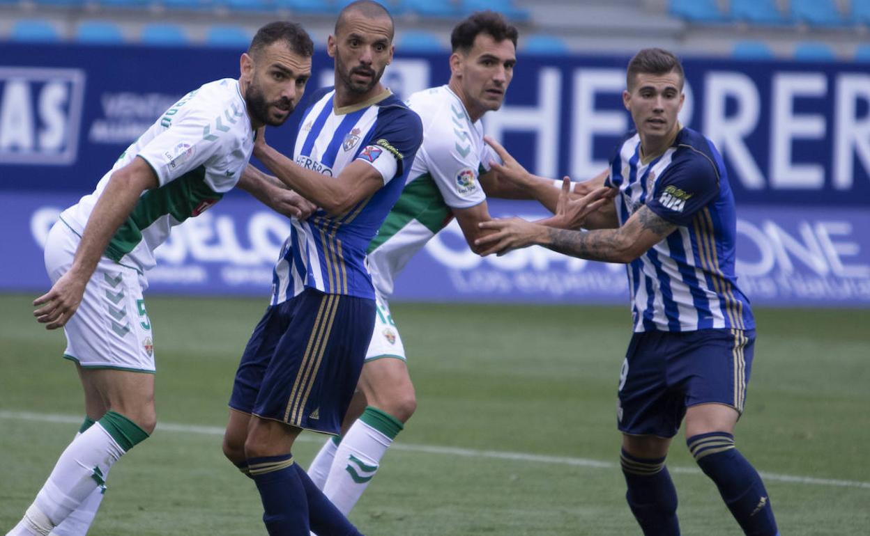 Yuri y Kaxe, en un lance del partido ante el Elche.