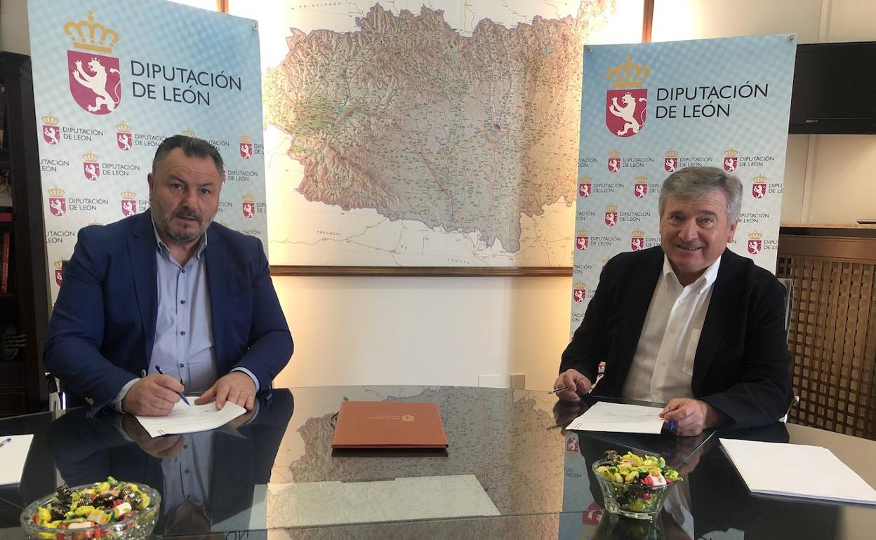 Eduardo Morán y Raúl Valcarce, durante la firma del convenio.