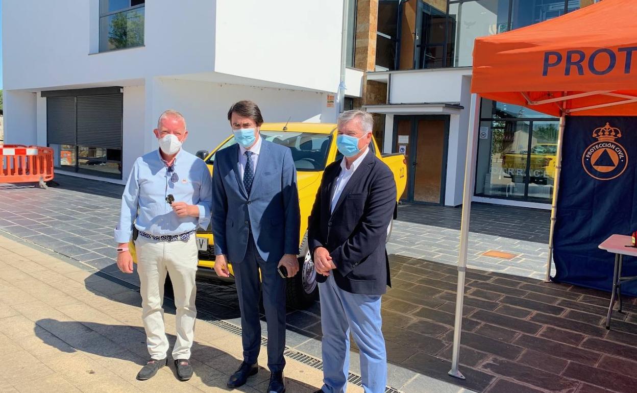 El consejero de Fomento y Medio Ambiente (C) hace entrega del vehículo al Ayuntamiento de Carracedelo.